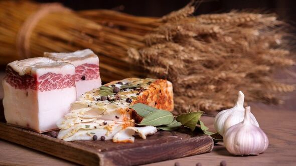 Lard and garlic ointment treats warts