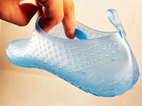 Personal shoes worn in public to prevent the appearance of warts on the soles of the feet